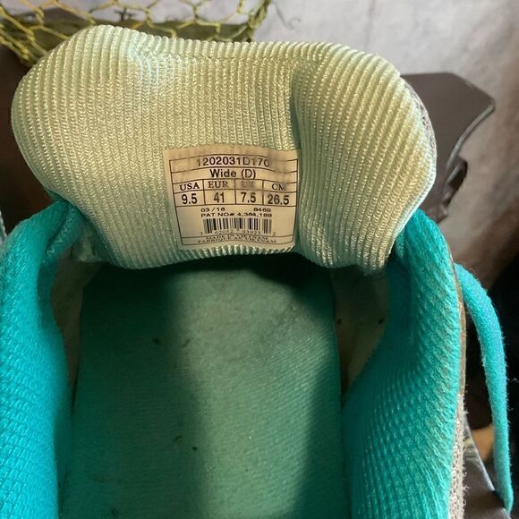 BROOKS GTS. GREAT SHOES FOR WORK OR PLAY SIZE 9.5 wide - Picture 12 of 13